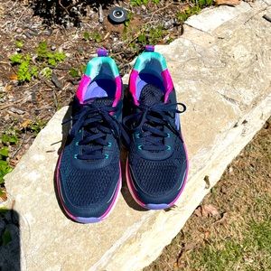 Women’s Skechers, size 10